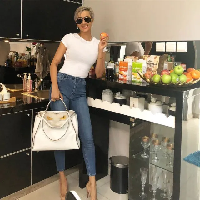 Jadi Supermodel yang Punya Kulit Eksotis, 12 Gaya Kimmy Jayanti Memikat Hati. Celana Pun Jadi Trendi 13