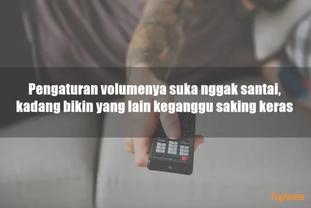 11 Ciri Khas Bapak-Bapak Kalau Lagi Menguasai TV di Rumah. Kelakuannya Bikin Kangen Nggak sih? :D 17