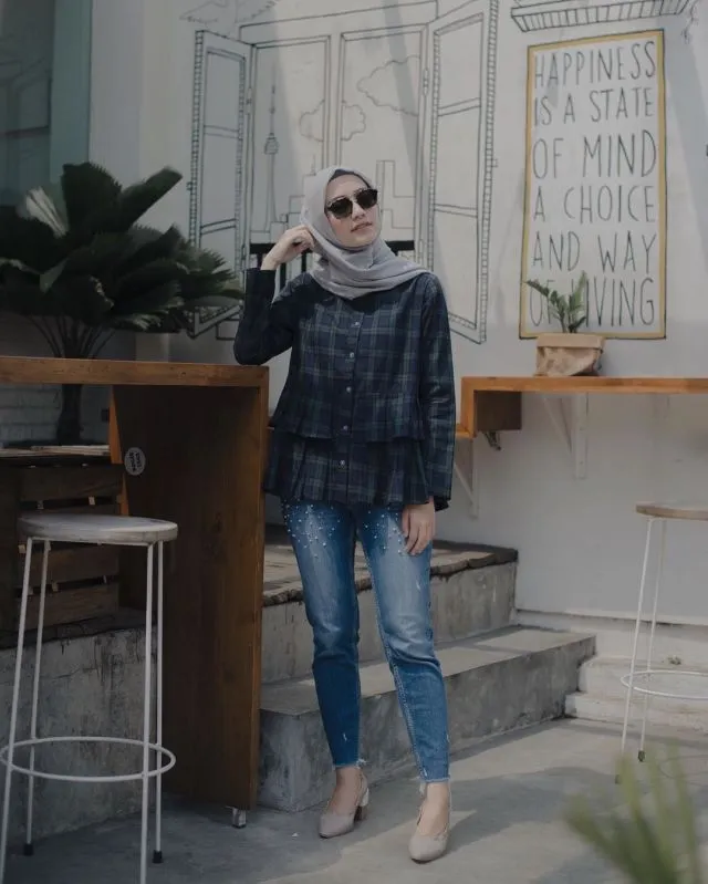 10 Gaya Semi Formal dengan Celana Jeans. Freshgraduate yang Belum Punya Banyak Baju Wajib Coba! 18