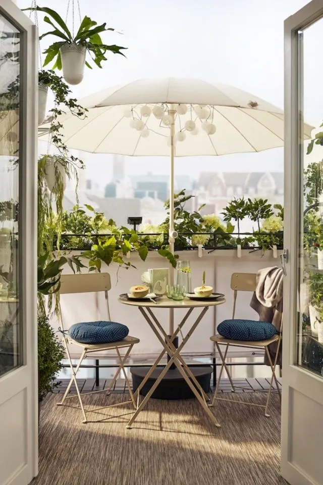 11 Penataan Balkon Rumah Minimalis yang Nyaman buat Leyeh-leyeh Cantik 18