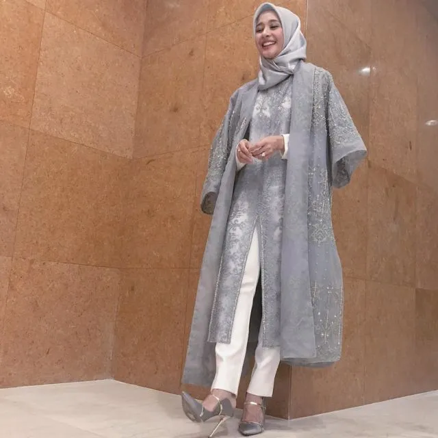 Daripada Bingung Pakai Apa Saat Ke Nikahan, Mendingan Simak 12 OOTD Kondangan Sesuai Zodiak Ini 19