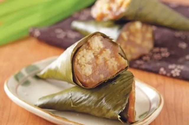 11 Macam Bungkusan Daun Pisang Tradisional Asli Indonesia. Familier? 19 bungkusan daun pisang