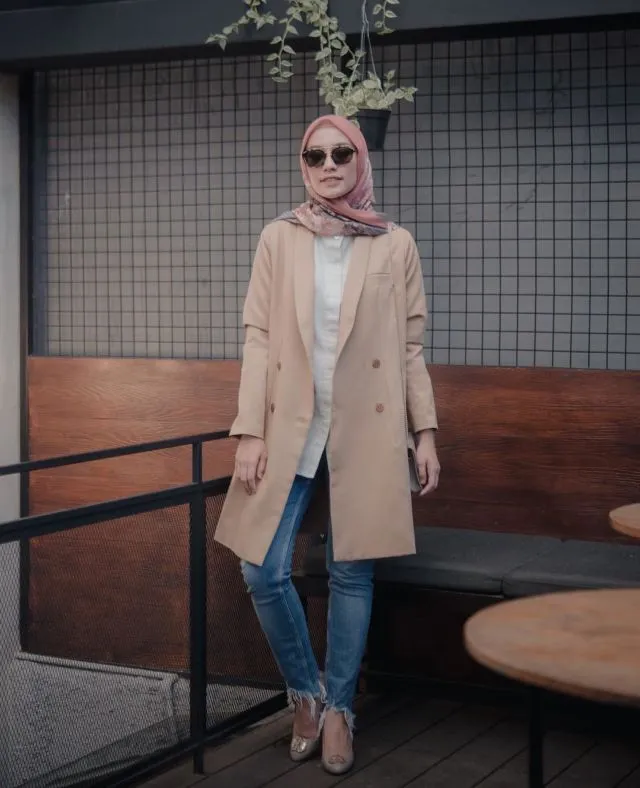 10 Gaya Semi Formal dengan Celana Jeans. Freshgraduate yang Belum Punya Banyak Baju Wajib Coba! 20