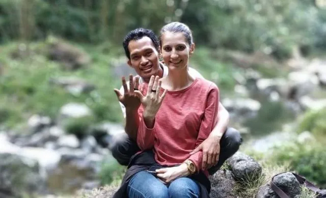 Seringnya Para Suami Bertampang Biasa Menikahi Istri Berparas Cantik Memesona. Kata Para Ahli, Ini Lo Alasannya 9