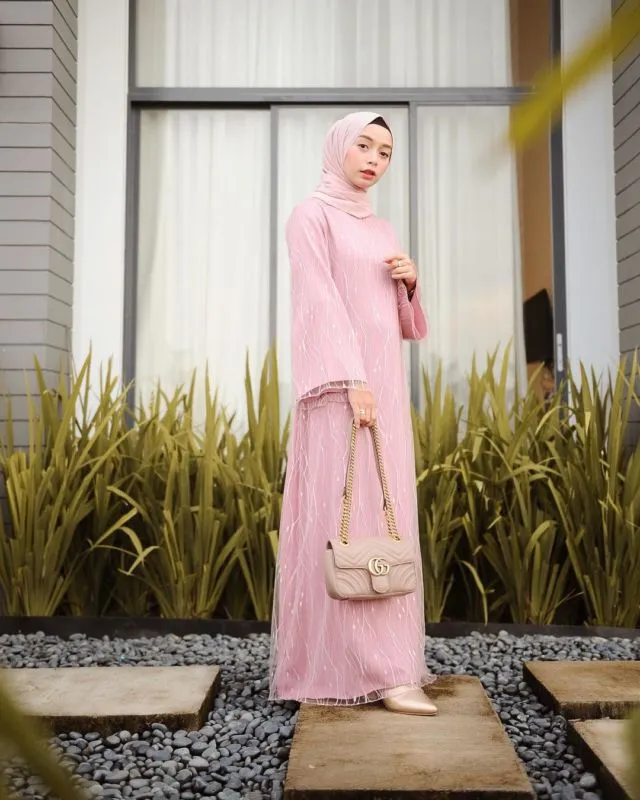 11 Padu Padan Gamis + Hijab yang Cantik untuk Kondangan. Kalau Pakai Kebaya Terus kan Bosan 13
