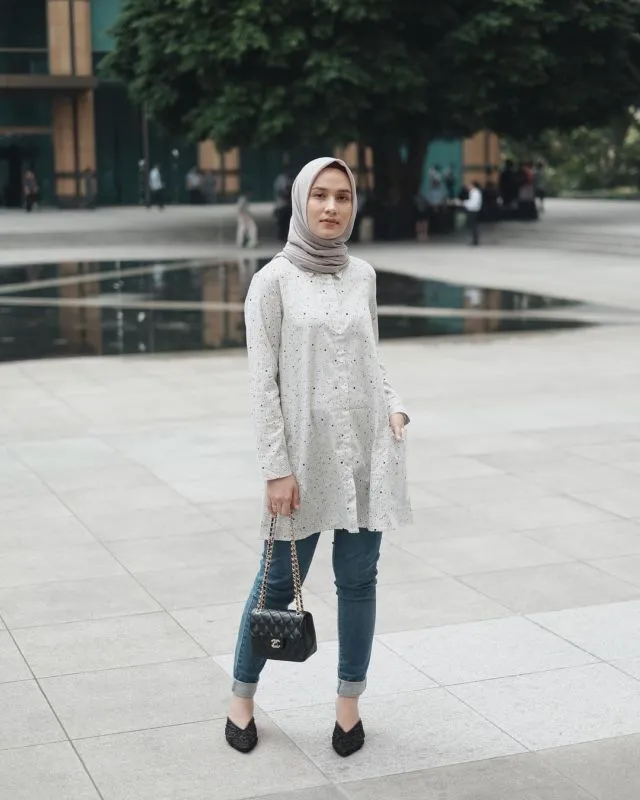 10 Gaya Semi Formal dengan Celana Jeans. Freshgraduate yang Belum Punya Banyak Baju Wajib Coba! 14
