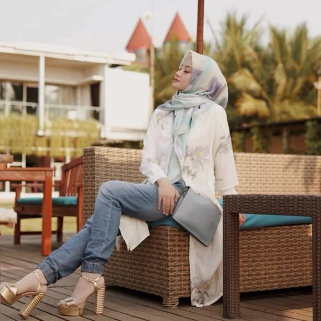 10 Gaya @lindakayhz Bisa Ditiru Buat Hijaber. Sudah 'Emak-Emak' Tapi Cara Berpakaian Tetap Anak Muda 17