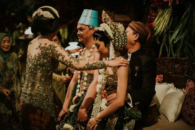 Memahami Rangkaian Upacara Panggih pada Pernikahan Adat Jawa. Ternyata Maknanya Sangat Dalam Lo 12