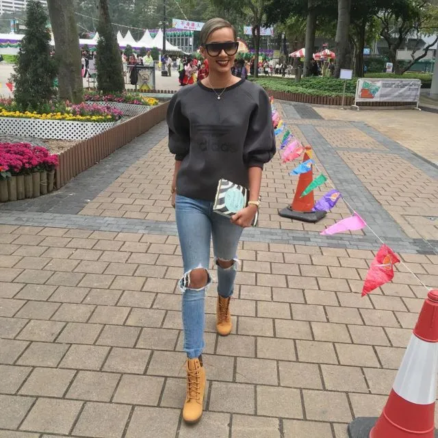 Jadi Supermodel yang Punya Kulit Eksotis, 12 Gaya Kimmy Jayanti Memikat Hati. Celana Pun Jadi Trendi 21