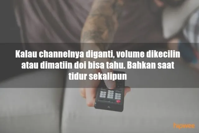 11 Ciri Khas Bapak-Bapak Kalau Lagi Menguasai TV di Rumah. Kelakuannya Bikin Kangen Nggak sih? :D 19