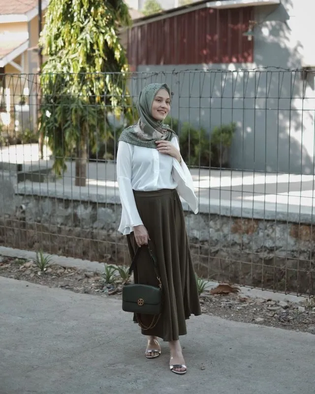 11 Ragam Gaya Rok yang Nyaman Buat Tampilan Formal. Anti Ribet dan Feminin Sekali 14