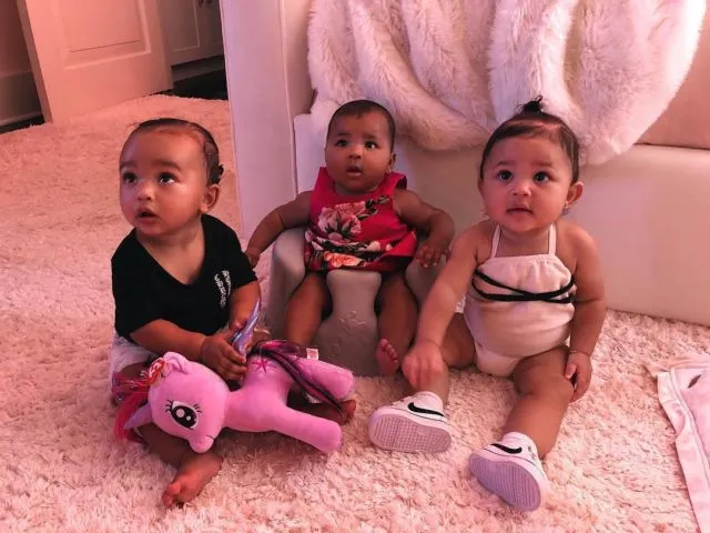 Bukan Sombong, Kebiasaan Kim Kardashian Nggak Meneruskan Baju ke Anak-anaknya Ini Bikin Kaget 7
