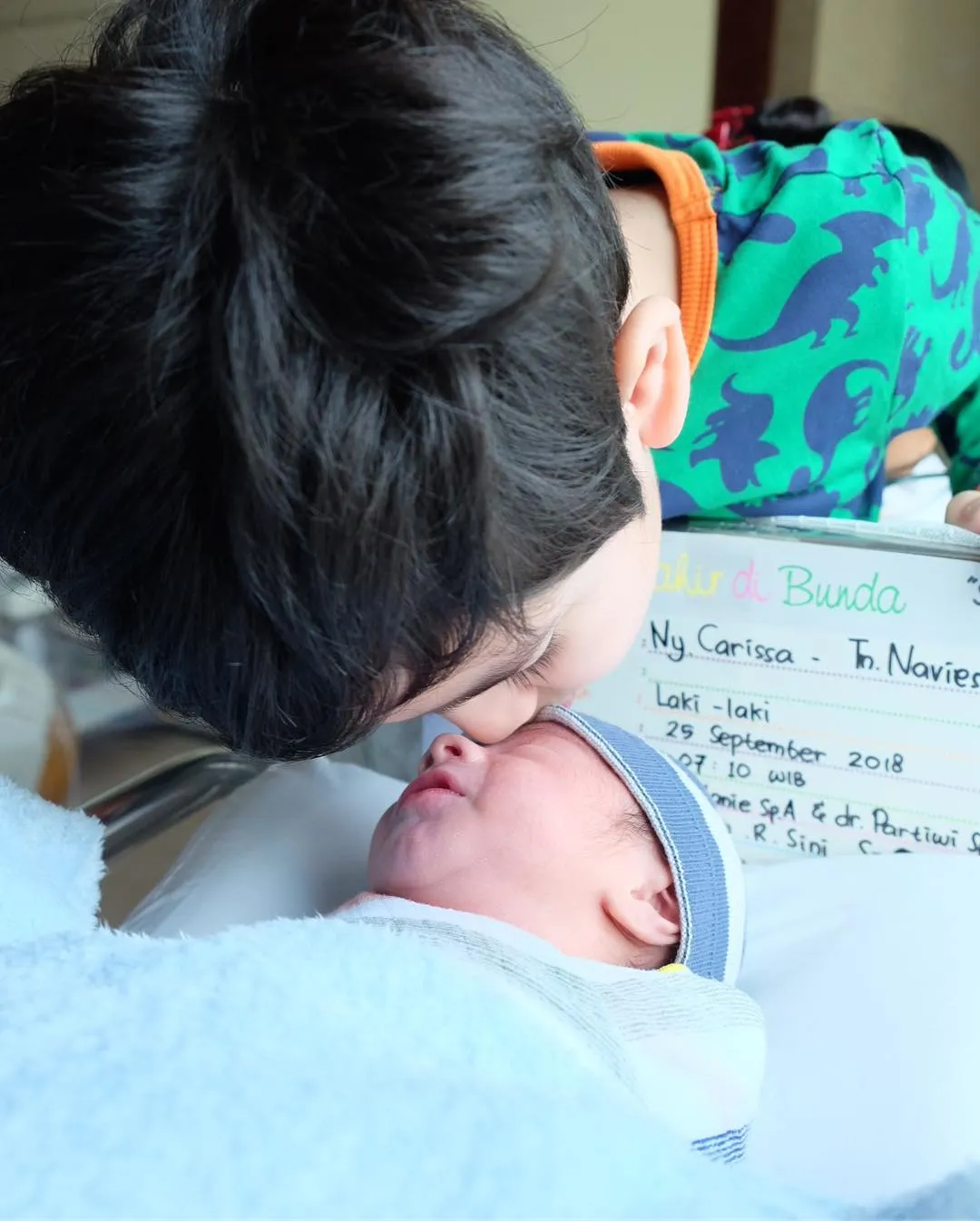 Beruntungnya Carissa Puteri Punya 2 Anak Cowok yang Ganteng Semua. Calon Imam Masa Depan! 19