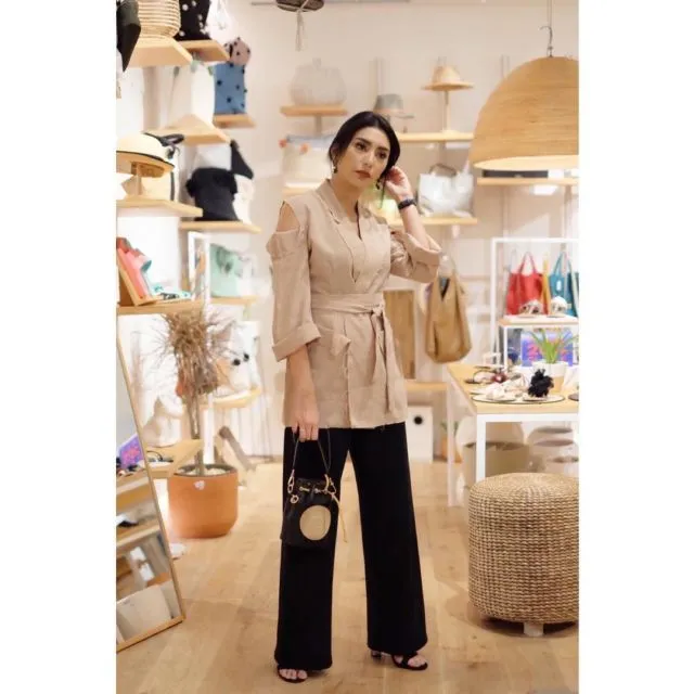 Daripada Bingung Pakai Apa Saat Ke Nikahan, Mendingan Simak 12 OOTD Kondangan Sesuai Zodiak Ini 23