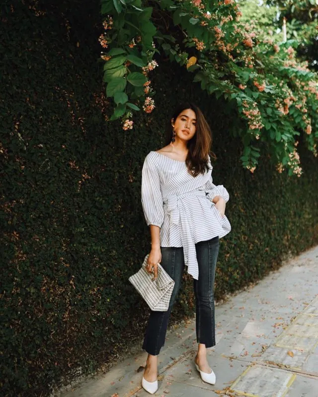 10 Gaya Semi Formal dengan Celana Jeans. Freshgraduate yang Belum Punya Banyak Baju Wajib Coba! 11
