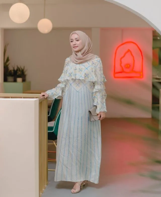 11 Padu Padan Gamis + Hijab yang Cantik untuk Kondangan. Kalau Pakai Kebaya Terus kan Bosan 18