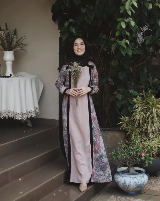 11 Padu Padan Gamis + Hijab yang Cantik untuk Kondangan. Kalau Pakai Kebaya Terus kan Bosan 16