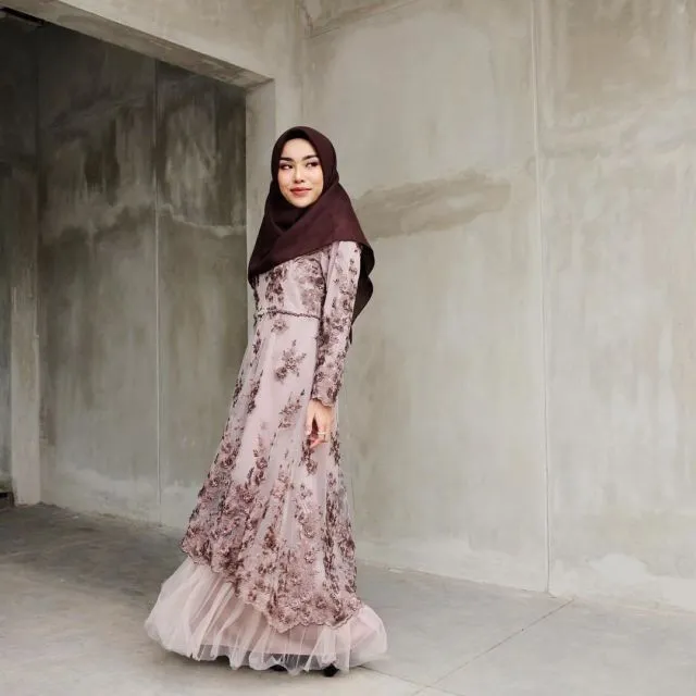 11 Padu Padan Gamis + Hijab yang Cantik untuk Kondangan. Kalau Pakai Kebaya Terus kan Bosan 15
