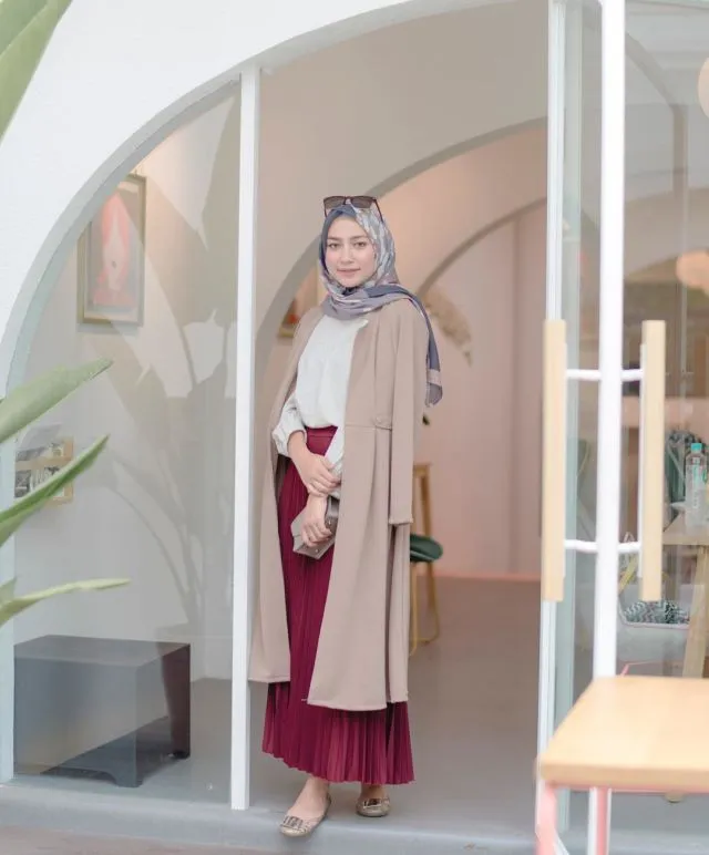 11 Ragam Gaya Rok yang Nyaman Buat Tampilan Formal. Anti Ribet dan Feminin Sekali 15