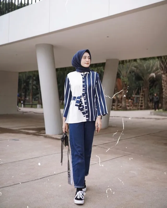10 Gaya Semi Formal dengan Celana Jeans. Freshgraduate yang Belum Punya Banyak Baju Wajib Coba! 12
