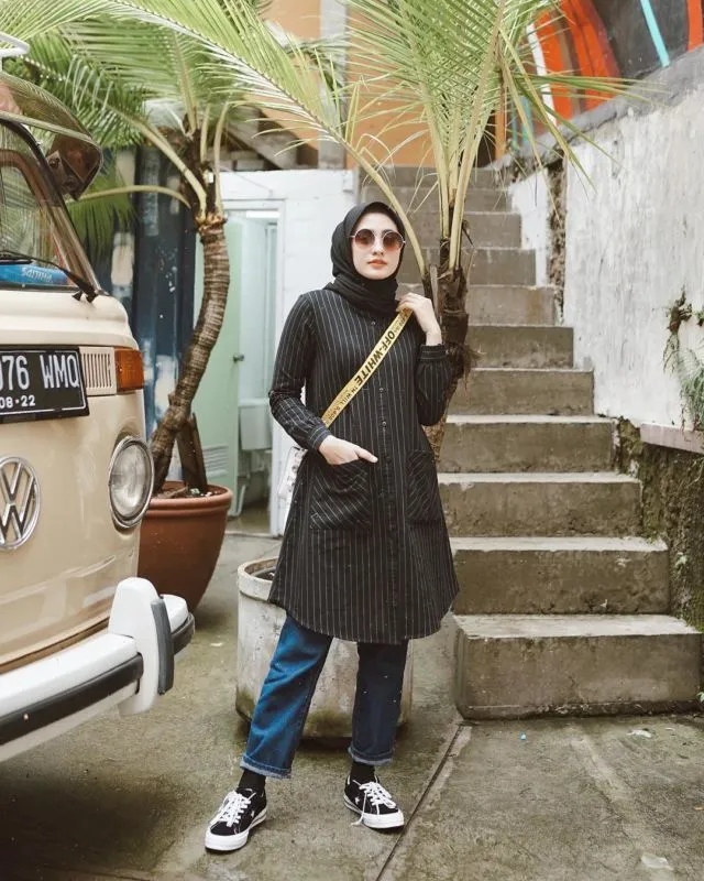 10 Gaya Semi Formal dengan Celana Jeans. Freshgraduate yang Belum Punya Banyak Baju Wajib Coba! 16