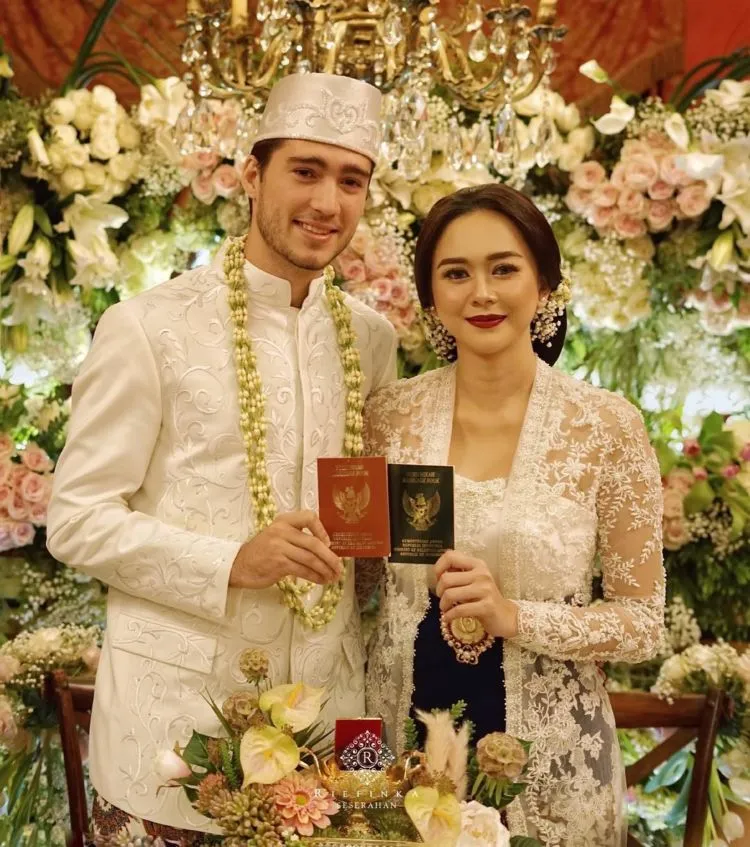 Potret Kemesraan Bulan Madu Aura Kasih dan Suami Bulenya. Mulai dari Resort di Bali sampai Bangkok! 14