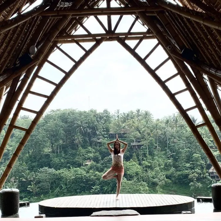 Potret Kemesraan Bulan Madu Aura Kasih dan Suami Bulenya. Mulai dari Resort di Bali sampai Bangkok! 10