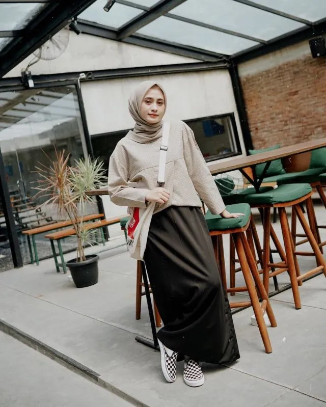 11 Ragam Gaya Rok yang Nyaman Buat Tampilan Formal. Anti Ribet dan Feminin Sekali 19