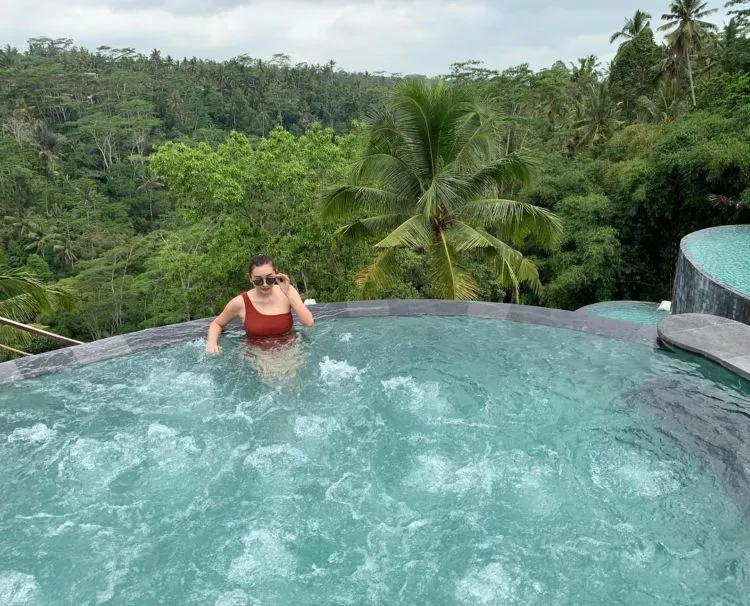 Potret Kemesraan Bulan Madu Aura Kasih dan Suami Bulenya. Mulai dari Resort di Bali sampai Bangkok! 9