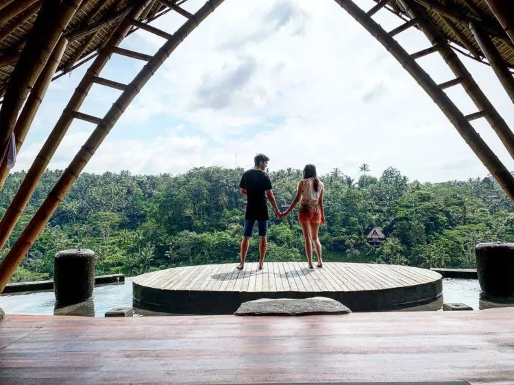 Potret Kemesraan Bulan Madu Aura Kasih dan Suami Bulenya. Mulai dari Resort di Bali sampai Bangkok! 8
