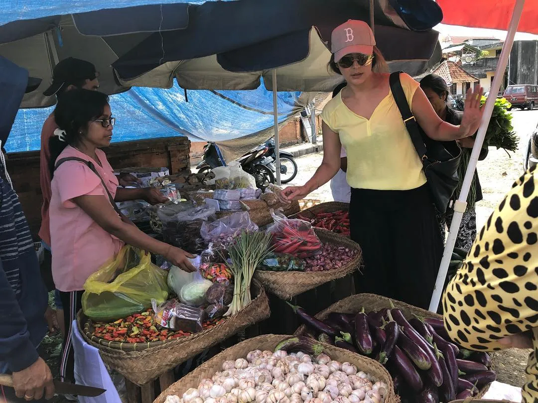 Cantik dan Nggak Jaim, Tamara Bleszynski Buka Warung Makan dan Belanja Sendiri ke Pasar 4