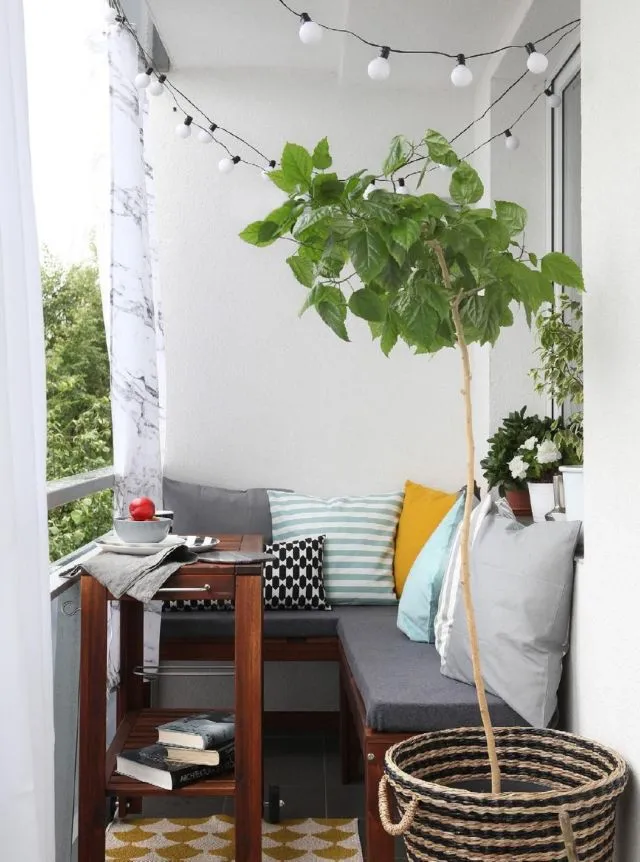 11 Penataan Balkon Rumah Minimalis yang Nyaman buat Leyeh-leyeh Cantik 15