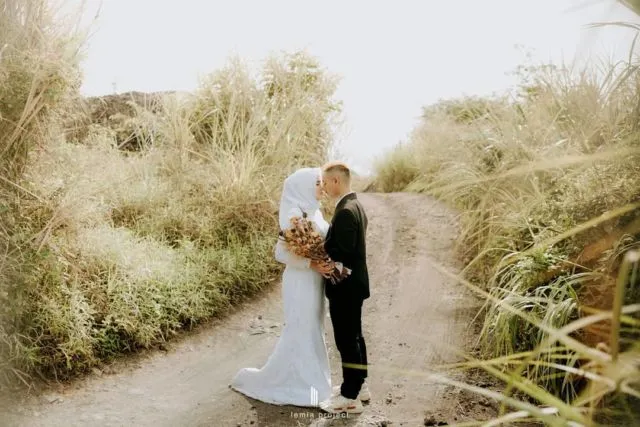 10 Foto Postwedding Pasangan Atlet Hanifan-Pipiet. Unik dalam Balutan Baju Pencak Silat! 16
