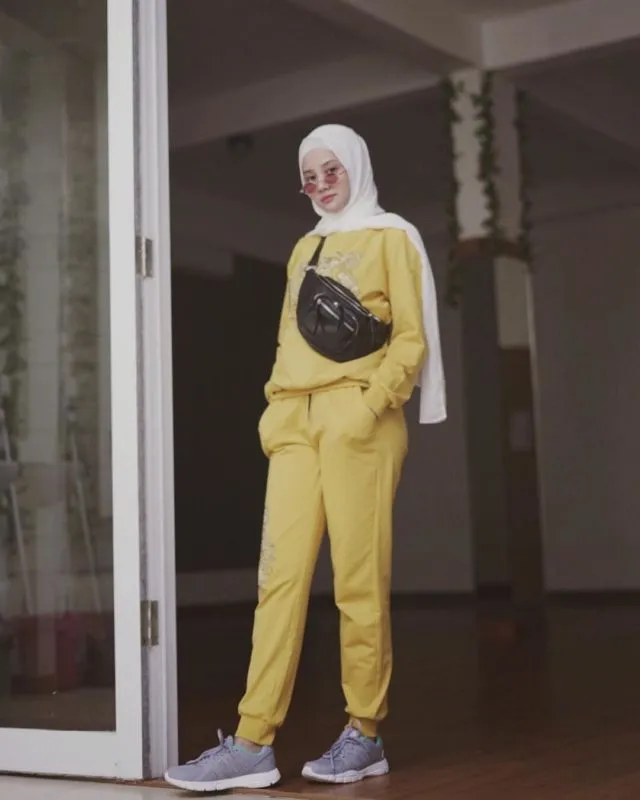 10 Gaya @lindakayhz Bisa Ditiru Buat Hijaber. Sudah 'Emak-Emak' Tapi Cara Berpakaian Tetap Anak Muda 14