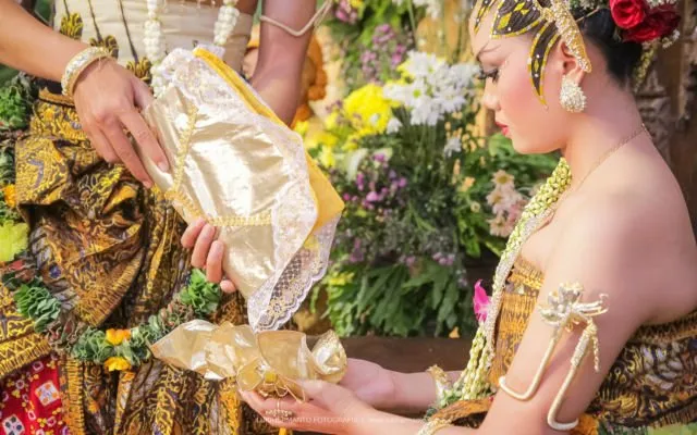 Memahami Rangkaian Upacara Panggih pada Pernikahan Adat Jawa. Ternyata Maknanya Sangat Dalam Lo 14