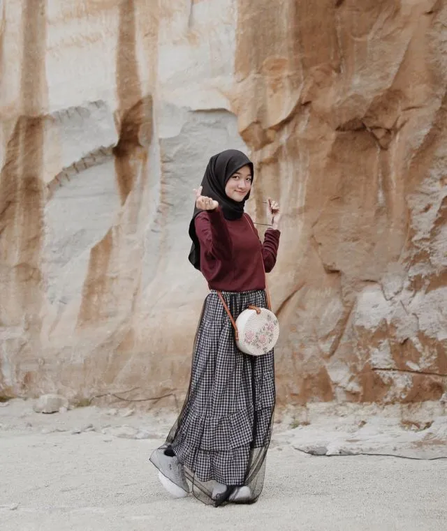 Inilah 10 Tampilan Cantik Hijaber Pakai Rok Tutu Panjang. Bisa Jadi Inspirasi Kalau Mau Jalan-Jalan 17