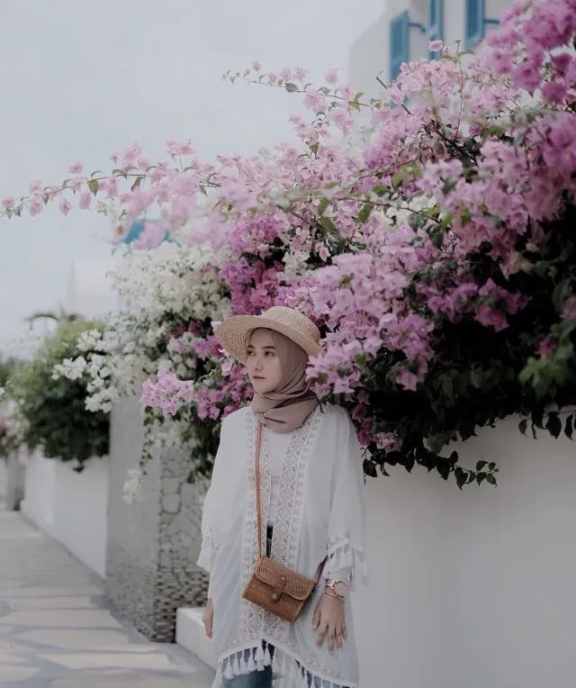 12 Gaya Hijab Pake Topi yang Kreatif dan Keren 20