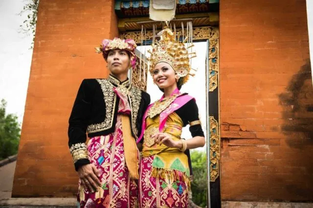 10 Inspirasi Penampilan Mempelai dalam Balutan Busana Pernikahan Khas Bali. Pesonanya Paripurna! 14