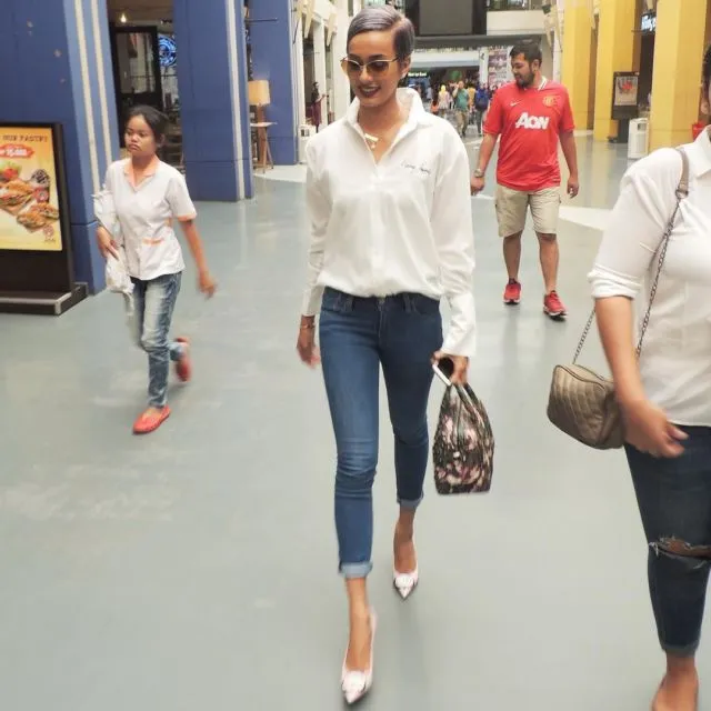 Jadi Supermodel yang Punya Kulit Eksotis, 12 Gaya Kimmy Jayanti Memikat Hati. Celana Pun Jadi Trendi 15