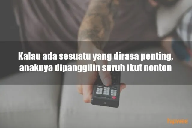 11 Ciri Khas Bapak-Bapak Kalau Lagi Menguasai TV di Rumah. Kelakuannya Bikin Kangen Nggak sih? :D 20