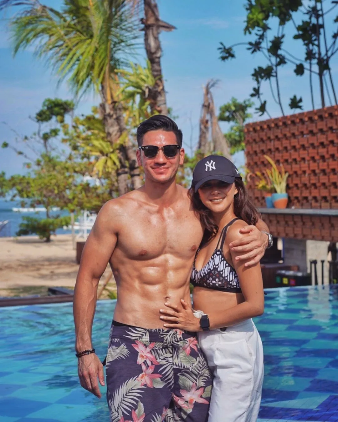 Andrew White Pamer 'Roti Sobek', Warganet Malah Saling Mengingatkan Kalau Dia Suami Orang. Kocak! 3