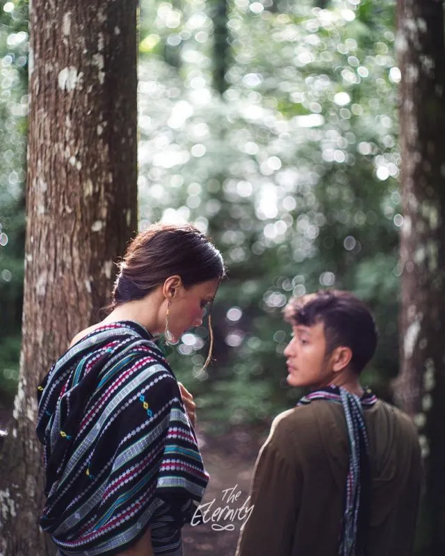 10 Foto Prewedding di Hutan dengan Tema yang Unik. Nggak Kalah Sama Ammar Zoni dan Irish Bella! 14