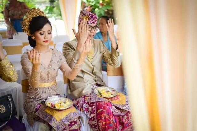 10 Inspirasi Penampilan Mempelai dalam Balutan Busana Pernikahan Khas Bali. Pesonanya Paripurna! 15