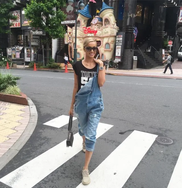 Jadi Supermodel yang Punya Kulit Eksotis, 12 Gaya Kimmy Jayanti Memikat Hati. Celana Pun Jadi Trendi 24