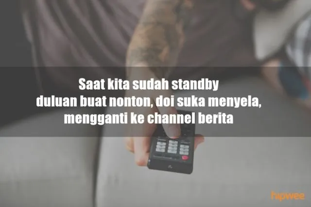 11 Ciri Khas Bapak-Bapak Kalau Lagi Menguasai TV di Rumah. Kelakuannya Bikin Kangen Nggak sih? :D 16