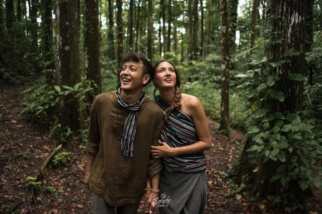 10 Foto Prewedding di Hutan dengan Tema yang Unik. Nggak Kalah Sama Ammar Zoni dan Irish Bella! 15
