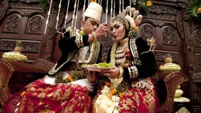 Memahami Rangkaian Upacara Panggih pada Pernikahan Adat Jawa. Ternyata Maknanya Sangat Dalam Lo 15
