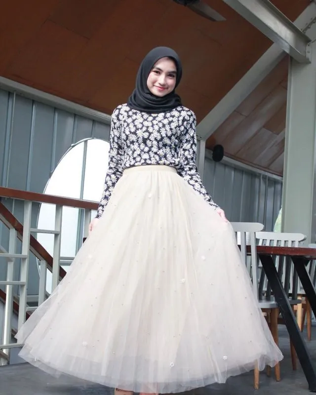 Inilah 10 Tampilan Cantik Hijaber Pakai Rok Tutu Panjang. Bisa Jadi Inspirasi Kalau Mau Jalan-Jalan 15