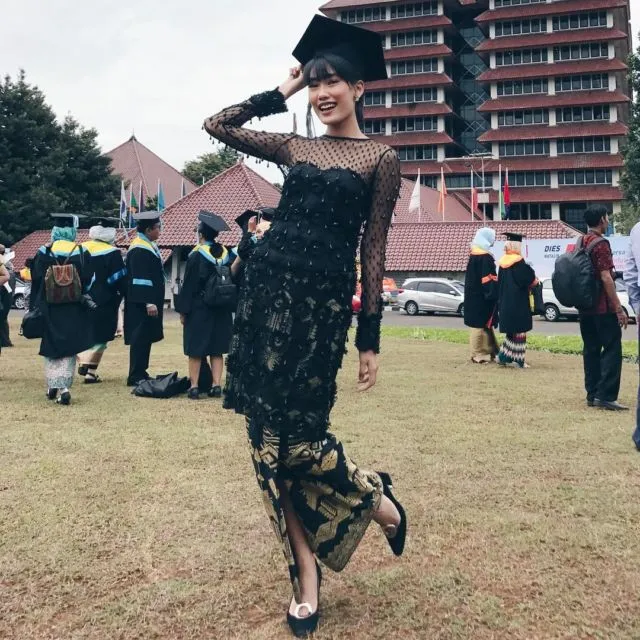 8 Kebaya Wisuda ala Selebritas Tanah Air. Cantik Elegan, Bikin Momen 'Sukses' Lebih Berkesan 15