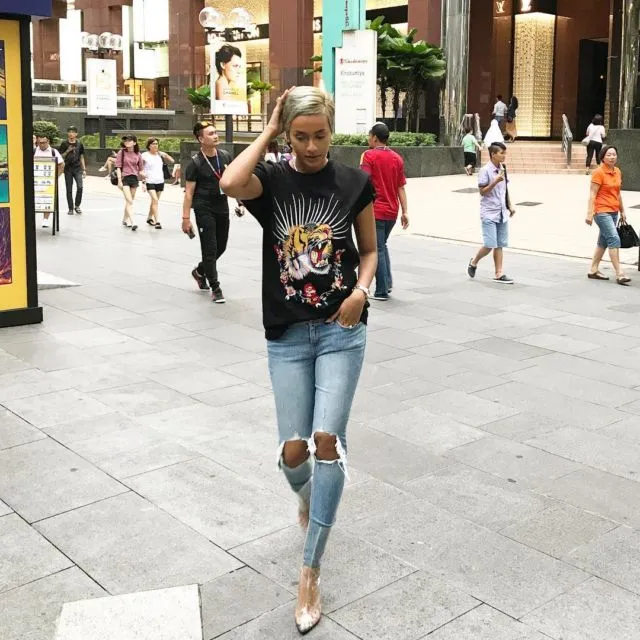 Jadi Supermodel yang Punya Kulit Eksotis, 12 Gaya Kimmy Jayanti Memikat Hati. Celana Pun Jadi Trendi 22
